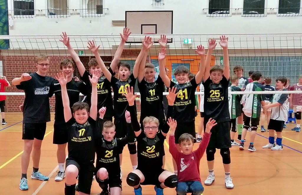 Eine Klasse für sich: Die männliche U14 des Burger VC 99 – hier vor der Siegerehrung noch ungekrönter Champion – verteidigt ihre Vorjahrestitel in souveräner Manier.