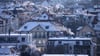 Qualm steigt aus zahllosen Schornsteinen und Abzügen an einem kalten Wintermorgen in der Leipziger Südvorstadt auf.