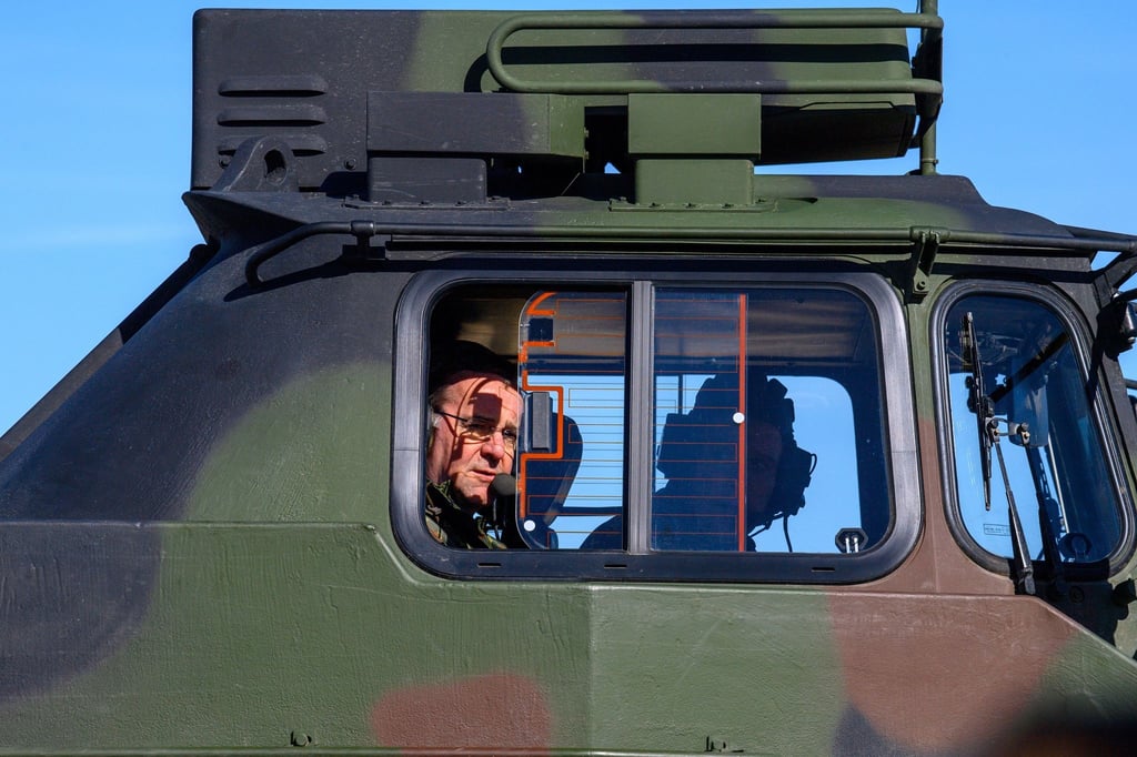 Boris Pistorius beim Besuch der Streitkräftebasis der Bundeswehr in Mahlwinkel.