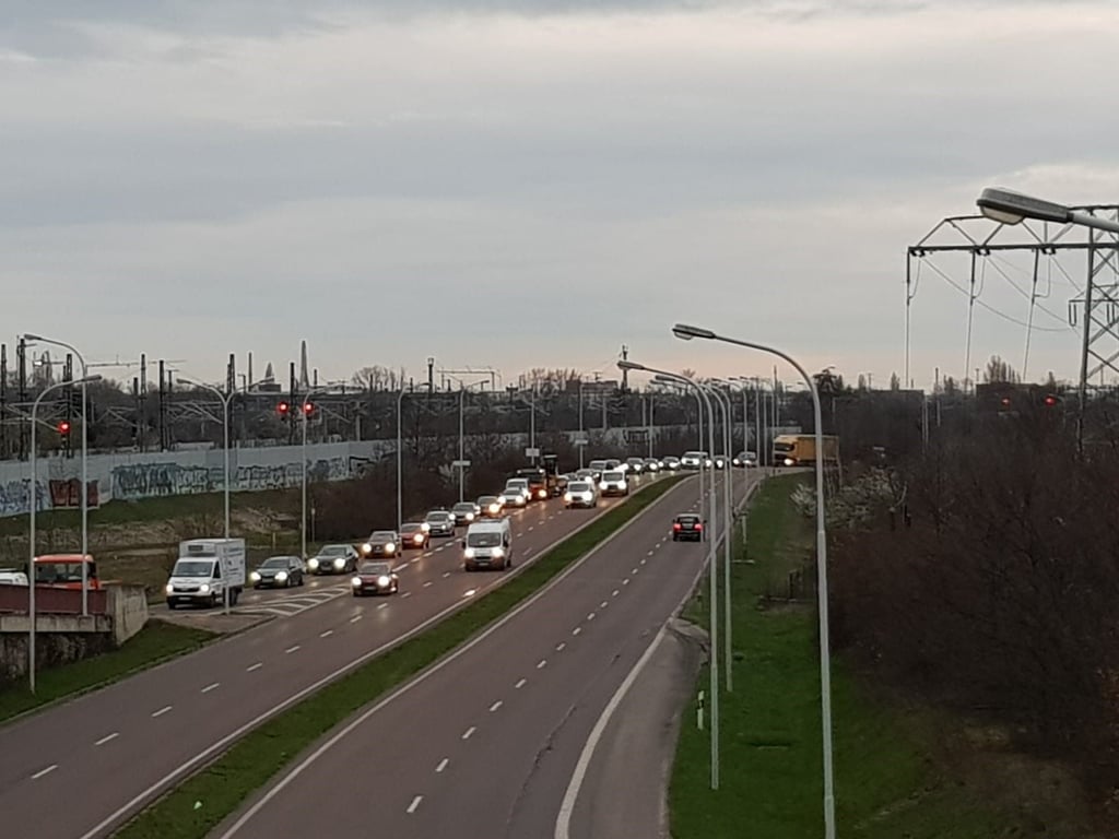 So sieht es im Berufsverkehr oft aus: Der Rückstau aus der Dieselstraße in Halle reicht bis weit auf die Europachaussee.