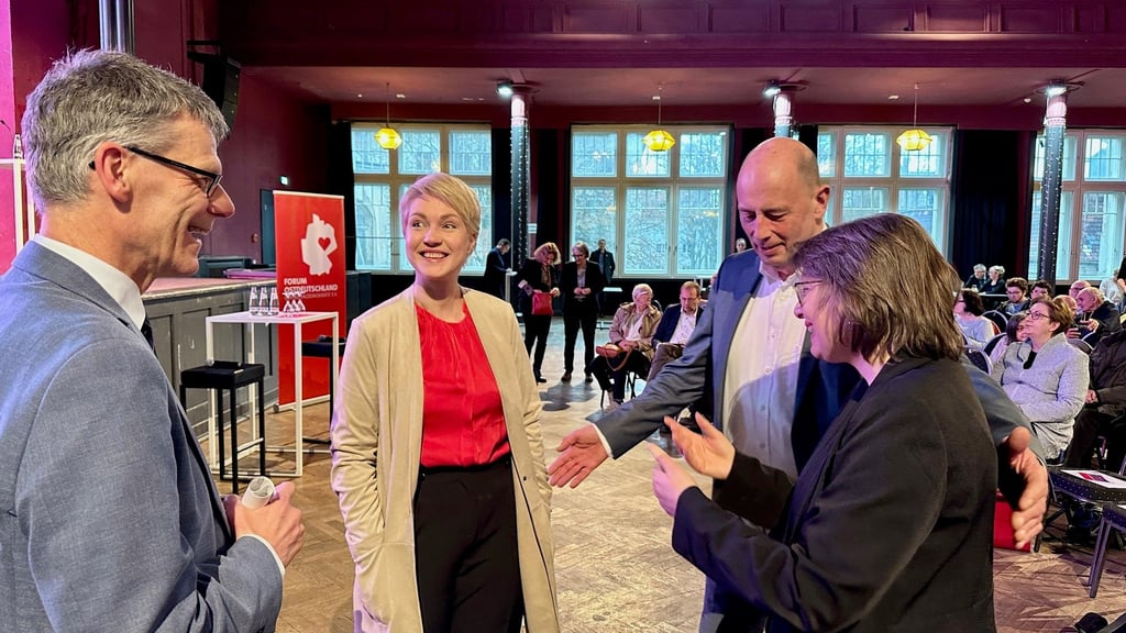 Es geht um das Zukunftszentrum in Halle: Bürgermeister Egbert Geier traf am Freitagabend im Volkspark unter anderem mit Mecklenburg-Vorpommerns Ministerpräsidentin Manuela Schwesig, Thüringens Wirtschaftsminister Wolfgang Tiefensee und der Fraktionschefin der SPD im Landtag, Katja Pähle (von links), zusammen.