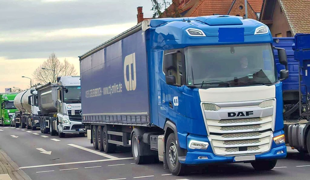 Ein gewohntes Bild in Burg: Tausende Lkw schlängeln sich auf der Bundesstraße 1 durch die Kreisstadt, wenn die Autobahn 2 gesperrt ist.