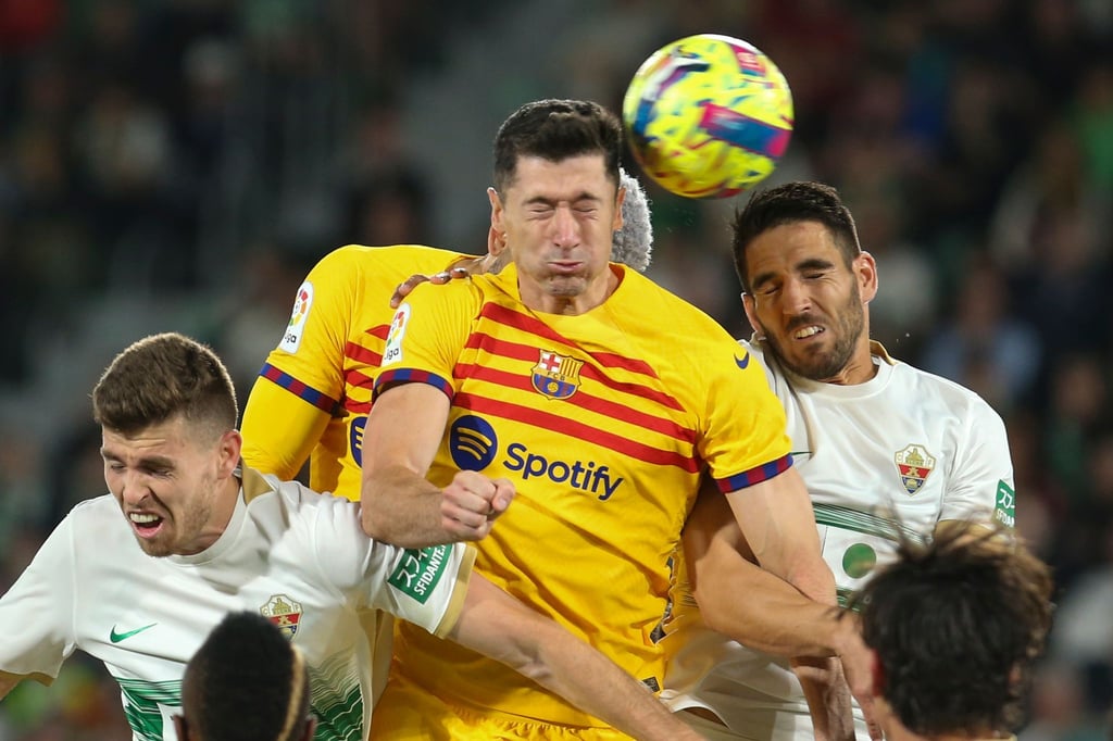 Barcelonas Star Robert Lewandowski beim Kopfball.