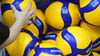 Volleyball-Spielbälle liegen auf einem Haufen.