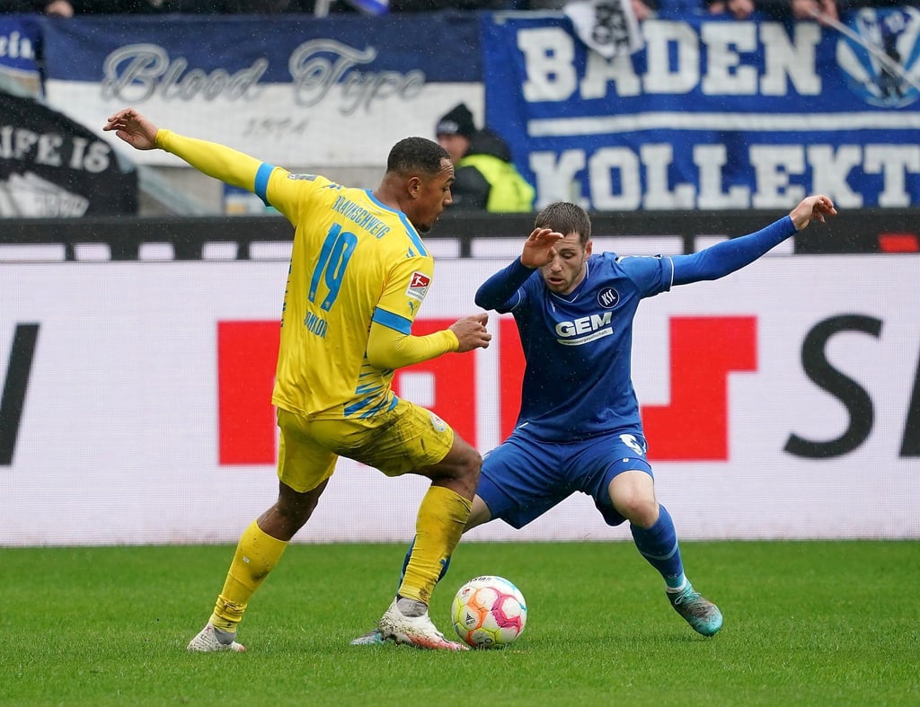 Leon Jensen (r) aus Karlsruhe und Anton Donkor aus Braunschweig kämpfen um den Ball.