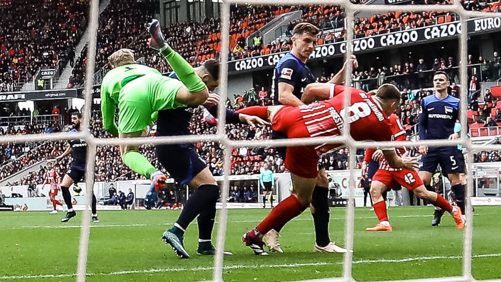 War gut was los im Berliner Strafraum während der Partie gegen den SC Freiburg