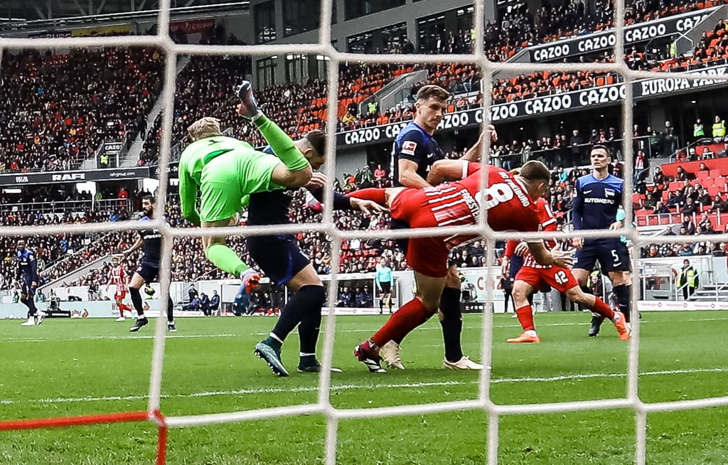 War gut was los im Berliner Strafraum während der Partie gegen den SC Freiburg