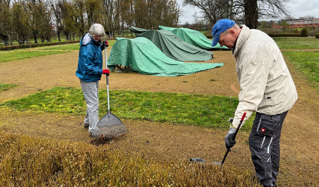 Heidrun Möwing und Bernd Schulze säubern vor den zugehängten Kanonen den Schönhauser Bismarck-Park. Allerhand Müll kam beim Arbeitseinsatz zusammen.