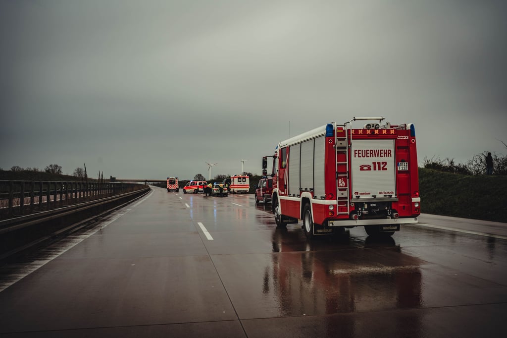 Die Autobahn war während der Unfallaufnahme in Richtung München von 16.30 bis 18 Uhr komplett gesperrt.