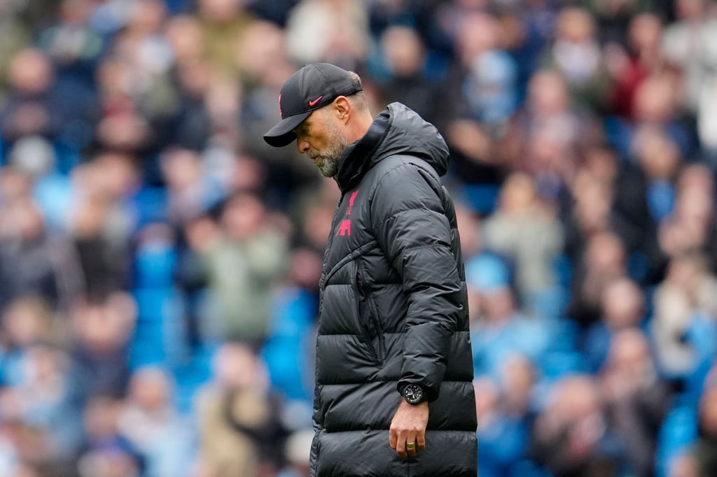 FC Liverpool-Coach Jürgen Klopp verlässt mit gesenktem Kopf das Spielfeld.