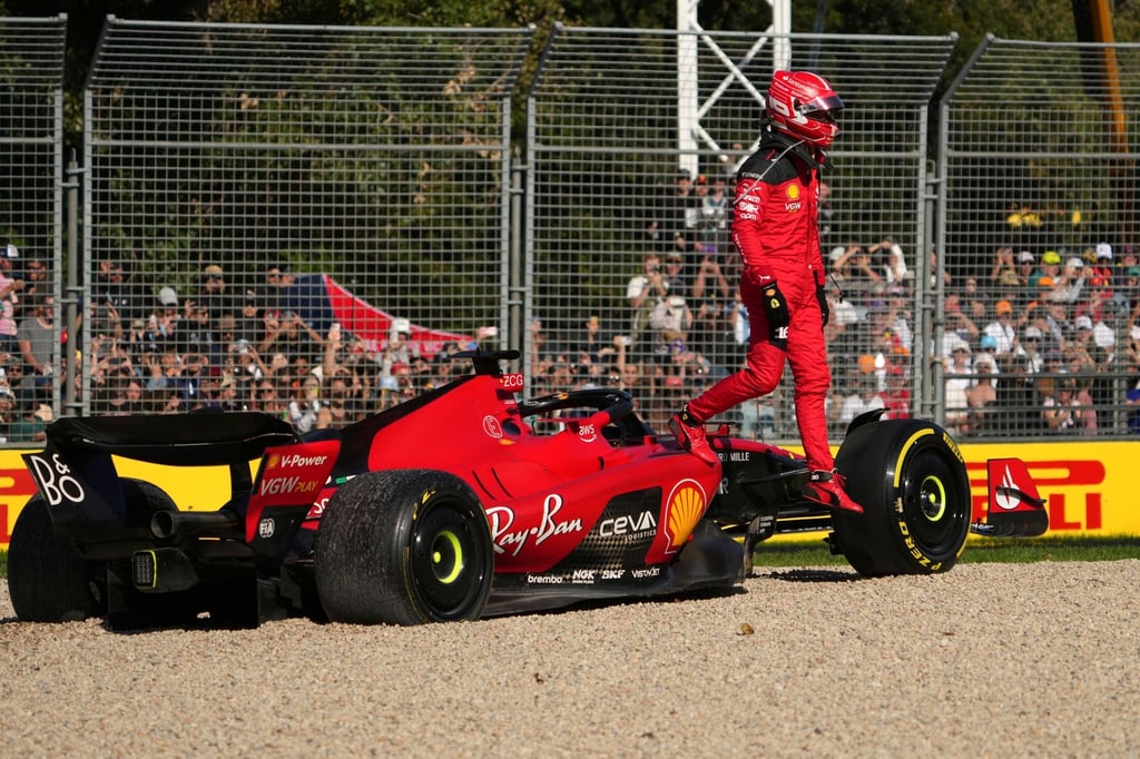 Charles Leclerc landete mit seinem Ferrari bereits in der ersten Runde im Kiesbett.