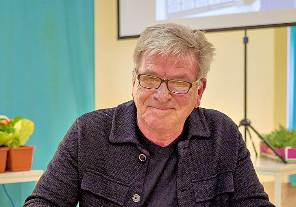 Der Gommeraner Martin Hoffmann, Olympiasieger mit der DDR Fußballnationalmannschaft 1976, trägt sich in das Goldene Buch der Stadt Gommern ein.