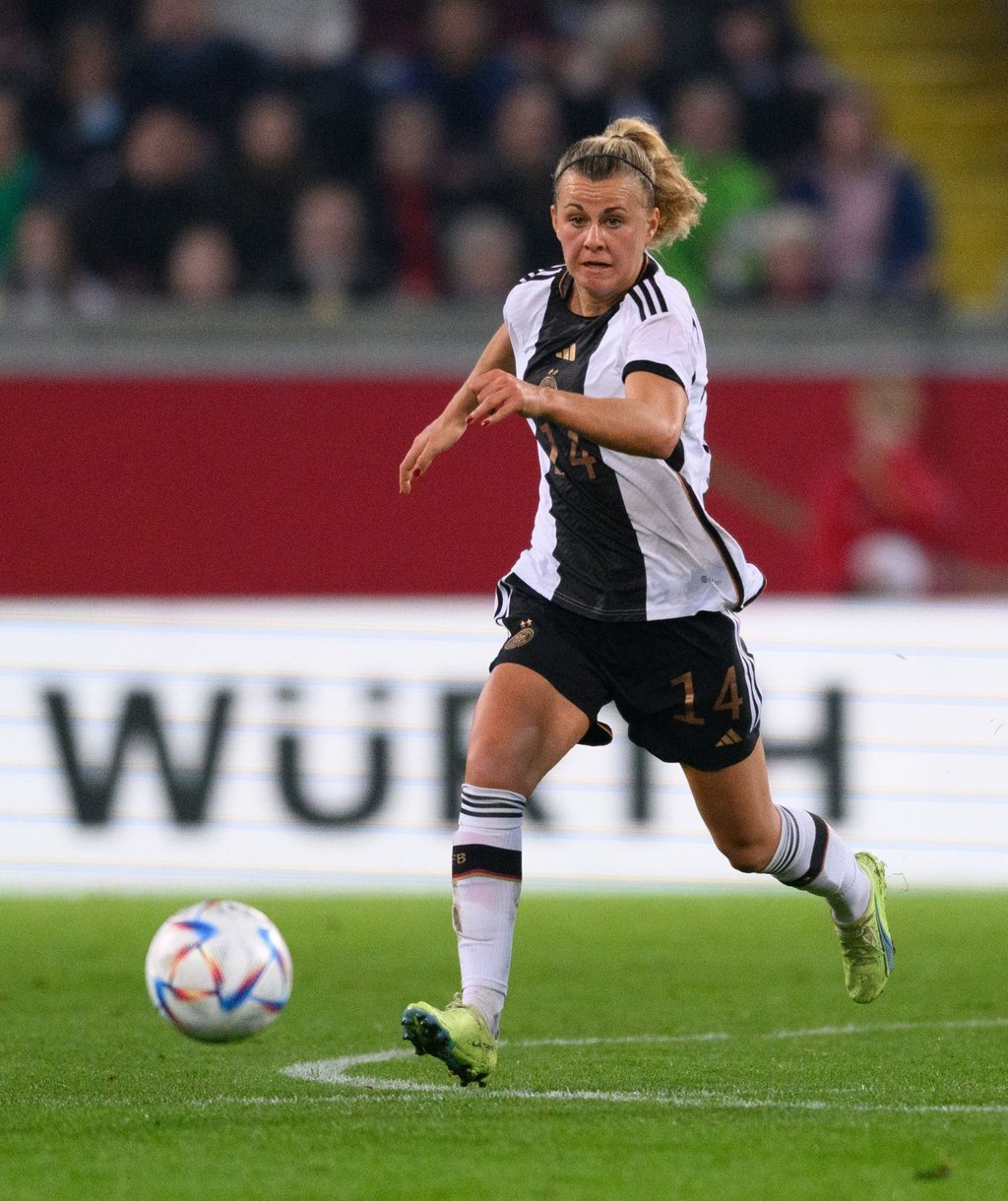 Fußball-Nationalspielerin Lena Lattwein vom VfL Wolfsburg fällt für die nächsten beiden Länderspiele des DFB-Teams aus.
