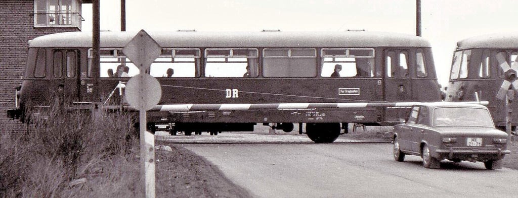 Eine historische Aufnahme zeigt eine Kleinbahn in Bewegung. Einst war diese Zubringer aus dem ländlichen Raum zu den großen Bahnsttrecken zwischen den Metropolen.