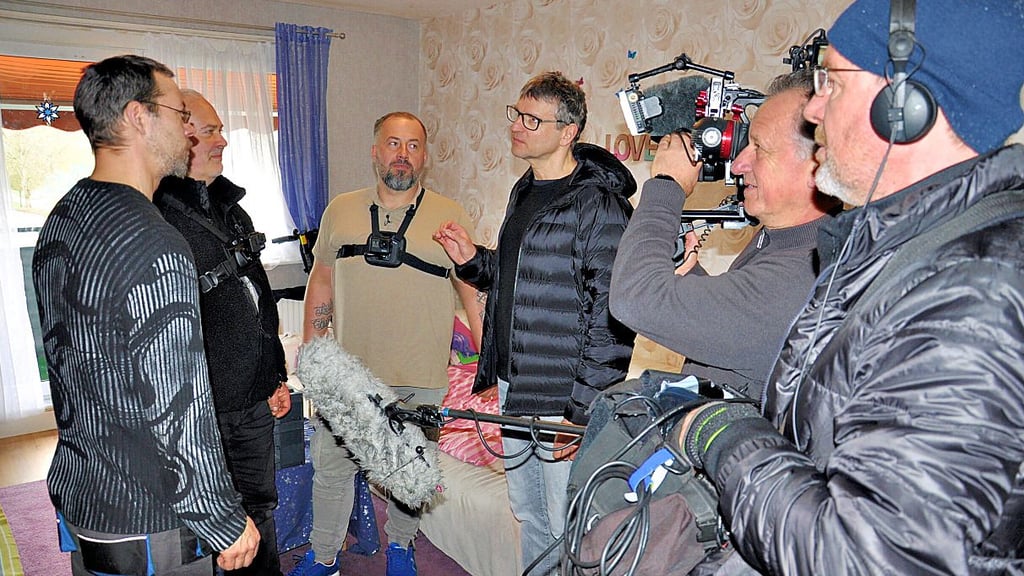 Das Kamerateam von "Achtung Kontrolle" auf Kabel1 filmt in einer der Wohnungen des Kakerlaken-Horrorhauses in Stendal.
