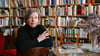 Die Schriftstellerin Jenny Erpenbeck bei einem Fototermin in ihrem Arbeitszimmer.