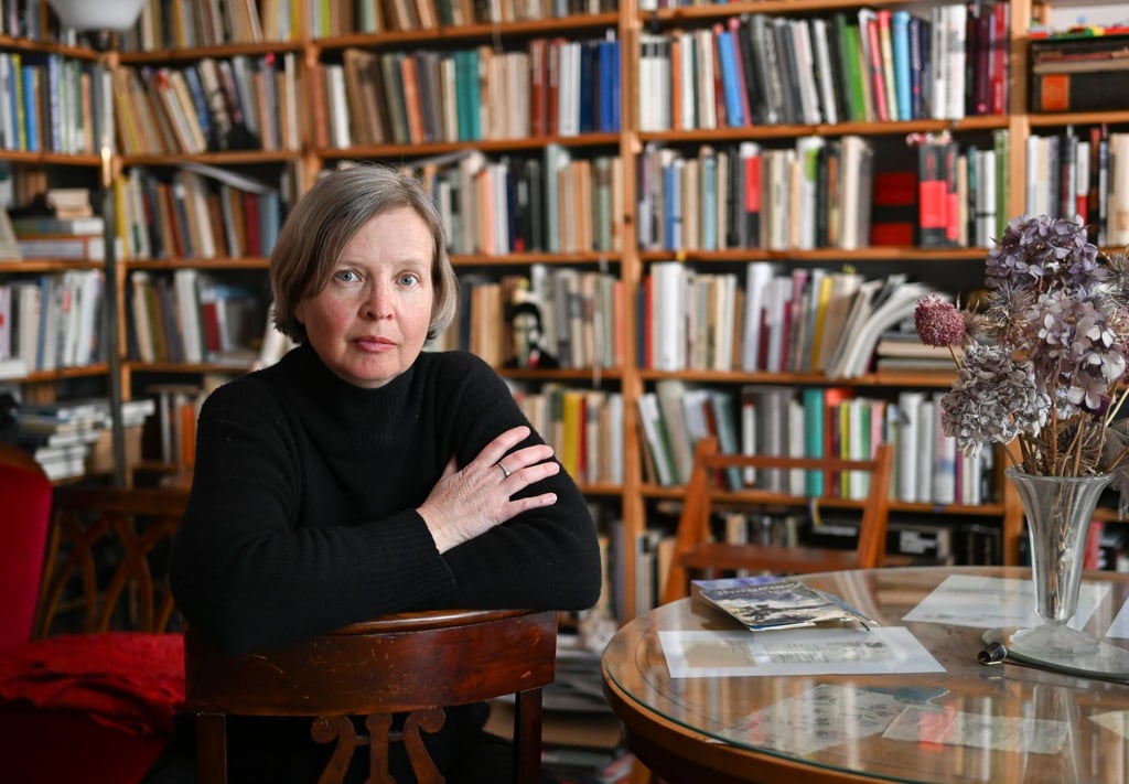 Die Schriftstellerin Jenny Erpenbeck bei einem Fototermin in ihrem Arbeitszimmer.