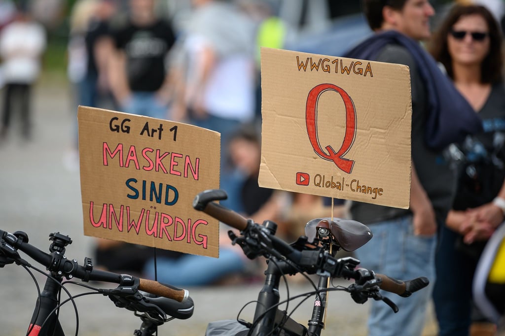 Schilder bei einer Protestkundgebung der Initiative „Querdenken 711“ in Stuttgart.