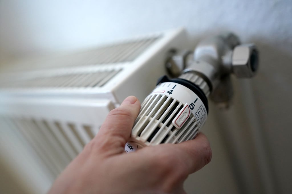 Der Kompromiss der Ampel-Koalition sieht vor, dass ab dem 1. Januar 2024 jede neu eingebaute Heizung zu 65 Prozent mit erneuerbaren Energien betrieben werden muss. Es soll aber Ausnahmen, Übergangsfristen und eine umfassende Förderung geben.
