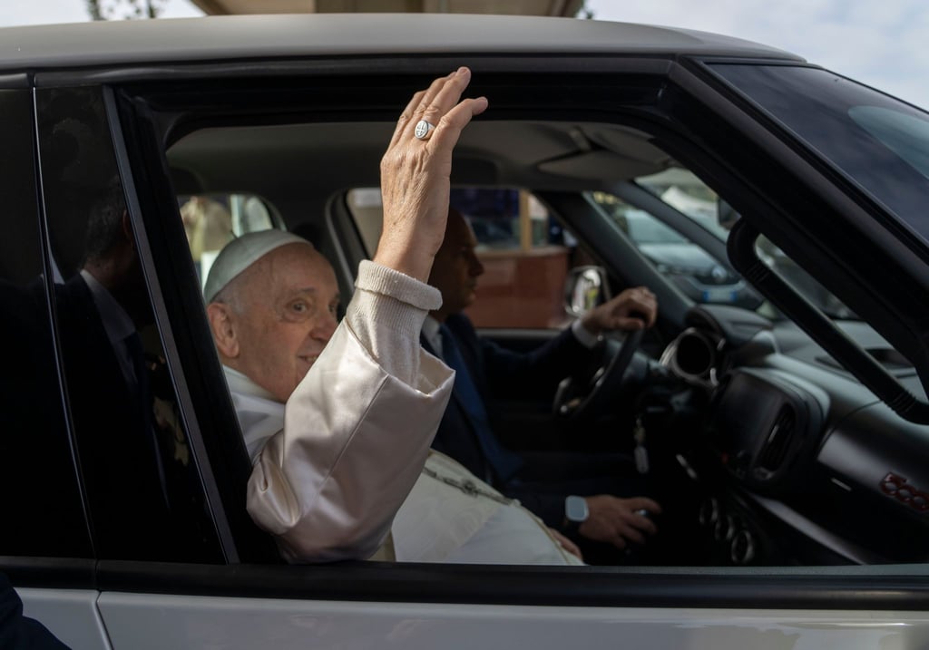 Papst Franziskus verlässt das Agostino-Gemelli-Universitätskrankenhaus. Hier wurde er wegen einer Bronchitis behandelt.