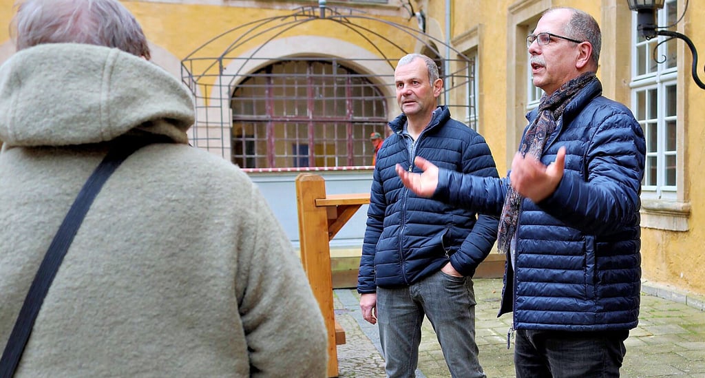 Göran Heßler (links) und André Gast läuteten im Innenhof des Schlosses Blankenburg mit einer Rede die neue Saison ein.