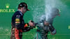 Max Verstappen (l) feiert mit Fernando Alonso seinen Sieg in Melbourne.