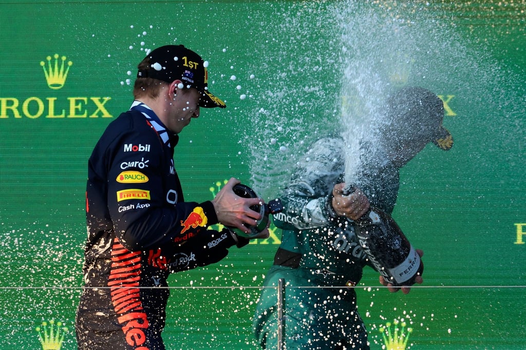 Max Verstappen (l) feiert seinen Sieg in Melbourne mit Fernando Alonso.