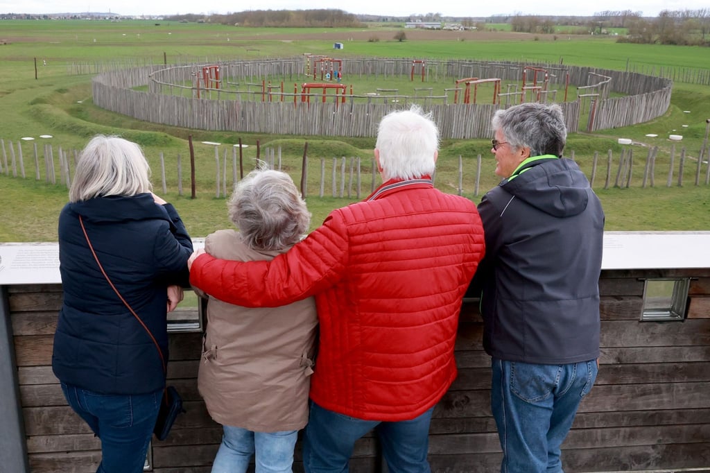 Besucher schauen von einer neun Meter hohen Aussichtsplattformt auf das Gelände vom Ringheiligtum.