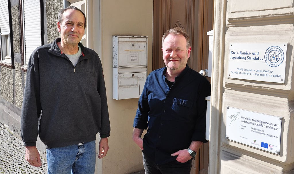 Tom Bölcke (links) und Martin Hein stehen hier vor dem Eingang des Büros der Straffälligenbetreuung in Stendal. Mit ihrer Arbeit unterstützen sie ehemals Kriminelle bei der Resozialisierung.
