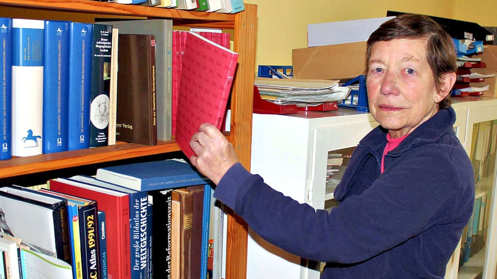 Sibylle Heise, hier im Hornburger Archiv, hat nach historischen Wetterstationen in der Fallsteiner Region geforscht.