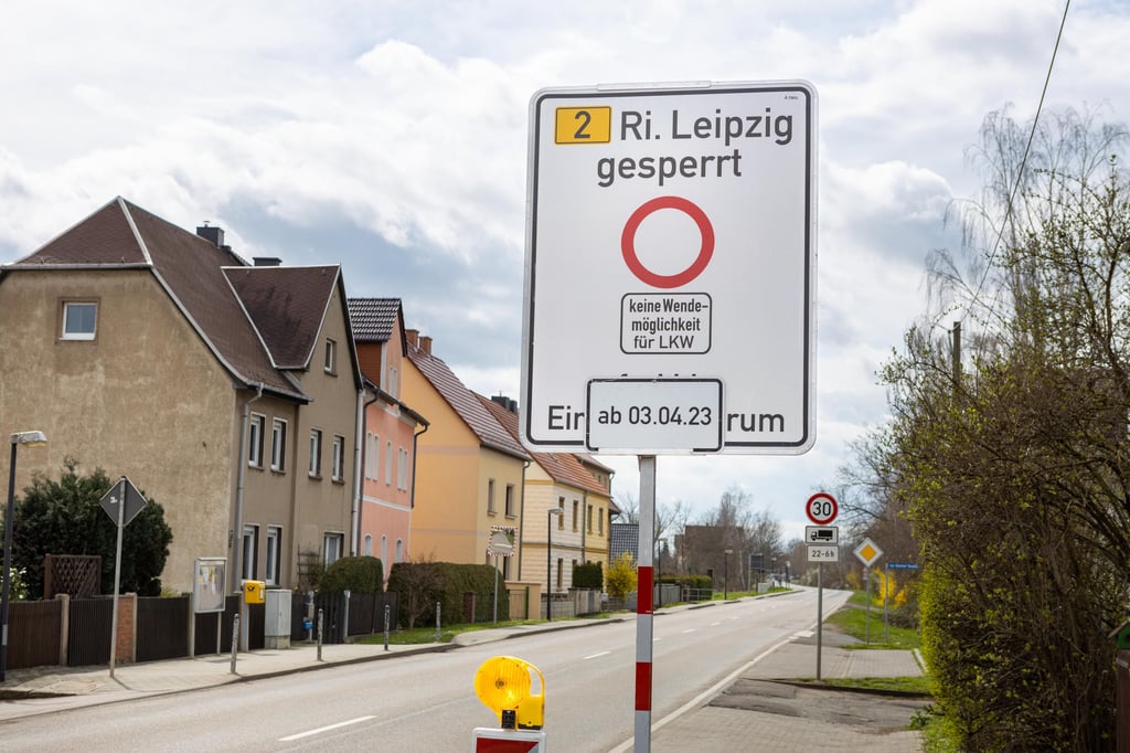 Die B2 ist ab dem Montag, 3. April zum Teil gesperrt. Dieses Hinweisschild steht in Reuden.
