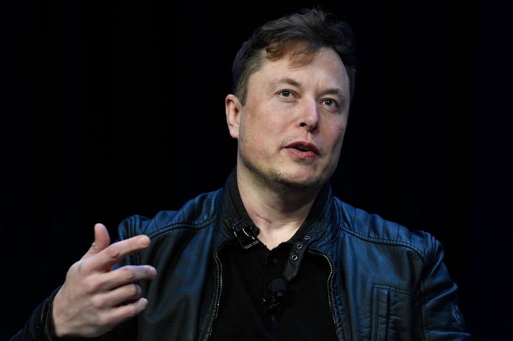 Elon Musk spricht auf einer Konferenz.