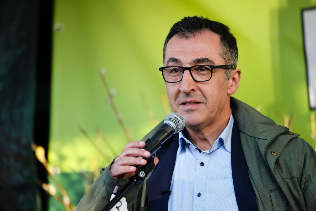 Der grüne Agrarminister Cem Özdemir stärkt Krabbenfischern den Rücken.