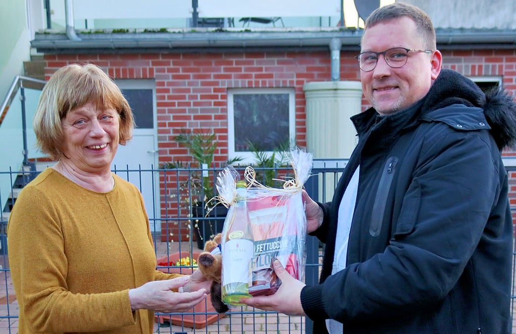 :Eickendorfs Ortsbürgermeister Martin Schmidt schaute am vergangenen Freitag persönlich bei Jutta Wendt vorbei, um sich für ihre Arbeit zu bedanken und ihr ihr ein kleines Präsent zu Übergeben.