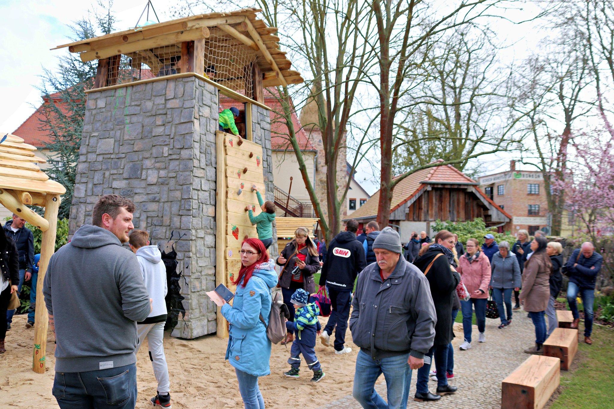 Karls Erdbeerhof Loburg Neuer Spielplatz ParkplatzDiskussion am Gut