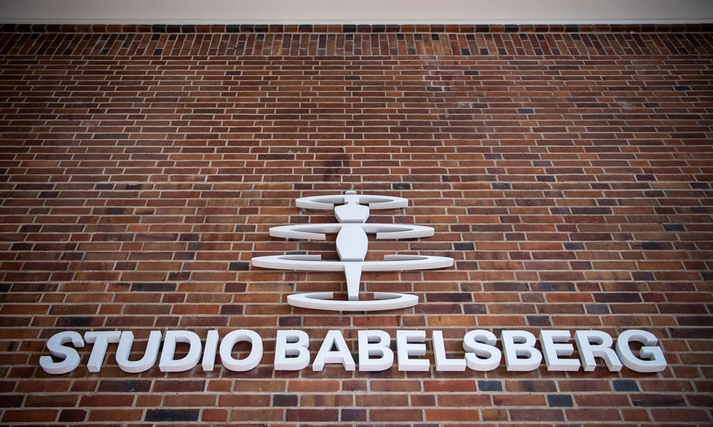 Der Schriftzug "Studio Babelsberg" und das Logo sind auf dem Gelände der Filmstudios angebracht.