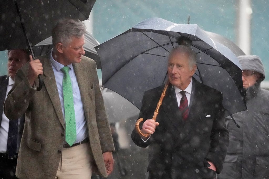 Englisches Wetter: König Charles III. unterhält sich mit Ludolf von Maltzan, Chef des Ökodorfes Brodowin.