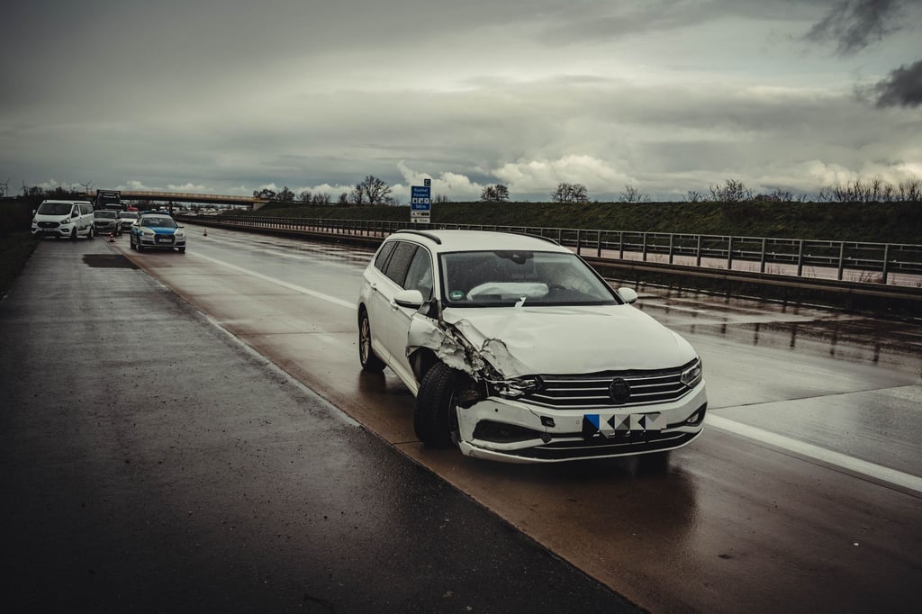 Bei einem Unfall auf der Autobahn 9 im Landkreis Anhalt-Bitterfeld sind neun Menschen verletzt worden.