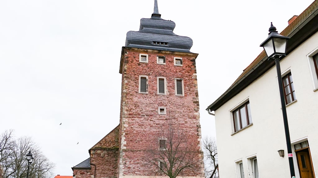 Die Fassade des Glockenturms der Kirche St. Wenzel in Könnern braucht dringend eine Sanierung.
