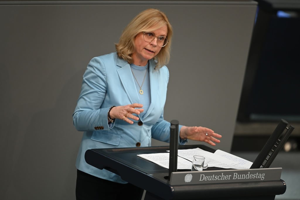 Unionsvize Andrea Lindholz spricht im Plenum des Parlaments.