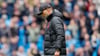 FC Liverpool-Coach Jürgen Klopp verlässt mit gesenktem Kopf das Spielfeld.