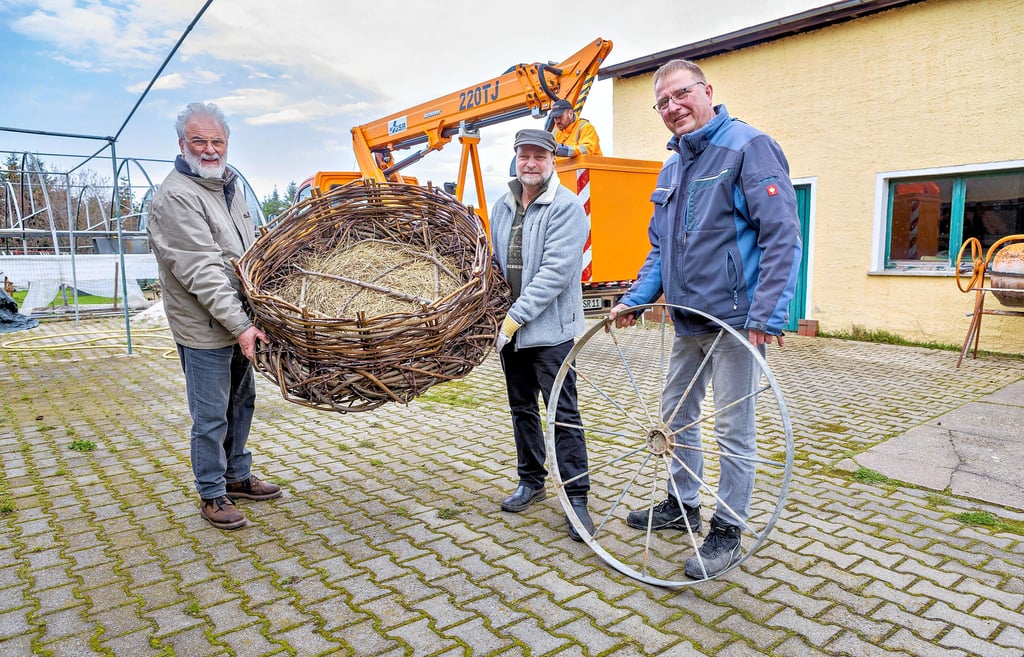 So sieht das Nest aus, welches jetzt auf dem Schornstein der alten Gärtnerei Reuden trohnt. Rolf Hausch (links), Michael Kaatz und Kristian Breiting.