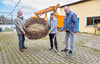 So sieht das Nest aus, welches jetzt auf dem Schornstein der alten  Gärtnerei  Reuden trohnt.   Rolf Hausch (links), Michael Kaatz und  Kristian Breiting.