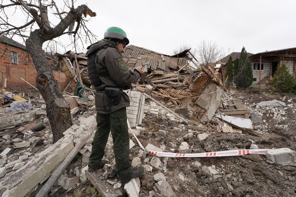Ein ukrainischer Soldat dokumentiert in Charkiw die Überreste eines Hauses, das von einer russischen Rakete zerstört wurde.