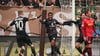 Oladapo Afolayan (2.v.l) war St. Paulis Matchwinner beim Heimsieg gegen Regensburg.