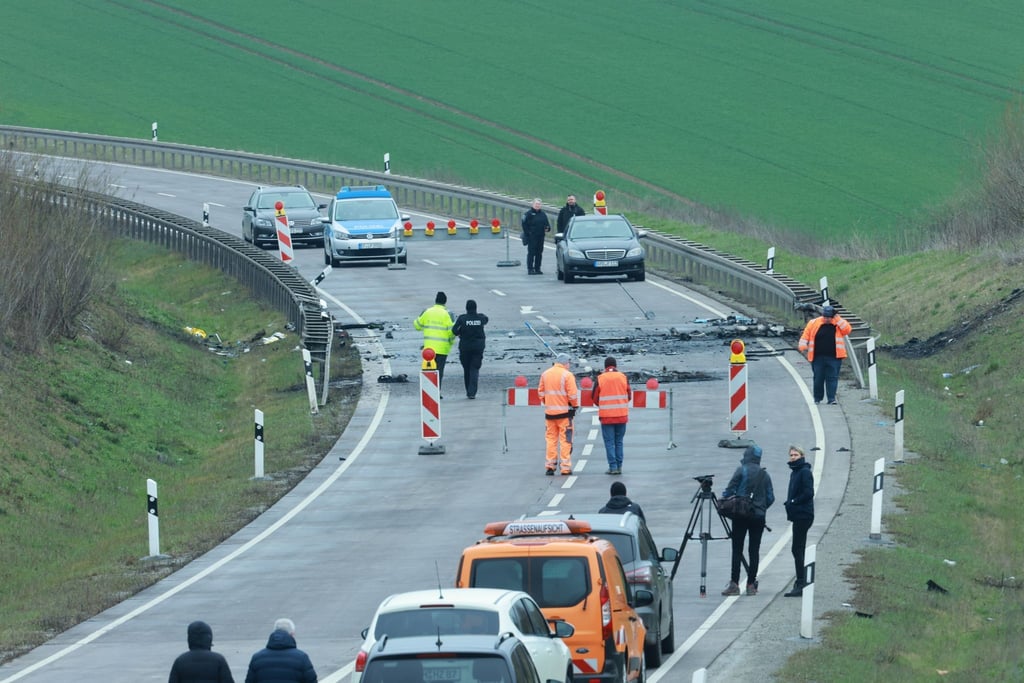 Polizei und Gutachter werten auf der gesperrten B247 die Spuren des Unfalls vom Vortag aus.