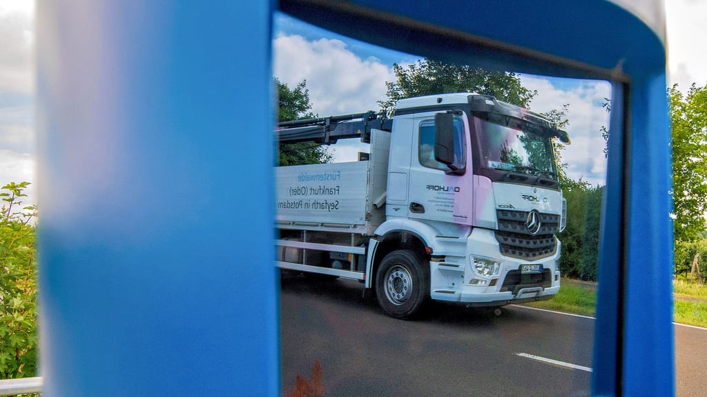 Die Mautgebühr für Lkw – hier ein Laster an einem Mauterfassungsgerät – soll laut Bundesregierung ab 2024 deutlich steigen.