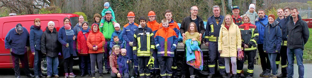 Am Sammelpunkt vor der Feuerwehr versammelten sich die meisten der Helfer zum Erinnerungsfoto. Einige andere waren da schon zu Hause oder noch auf dem Rückweg von ihrem Einsatz. Insgesamt wurden rund 60 Helfer beim Umwelttag in Stapelburg gezählt.