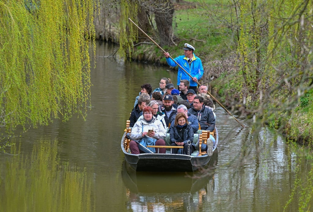 Menschen fahren in einem Kahn.