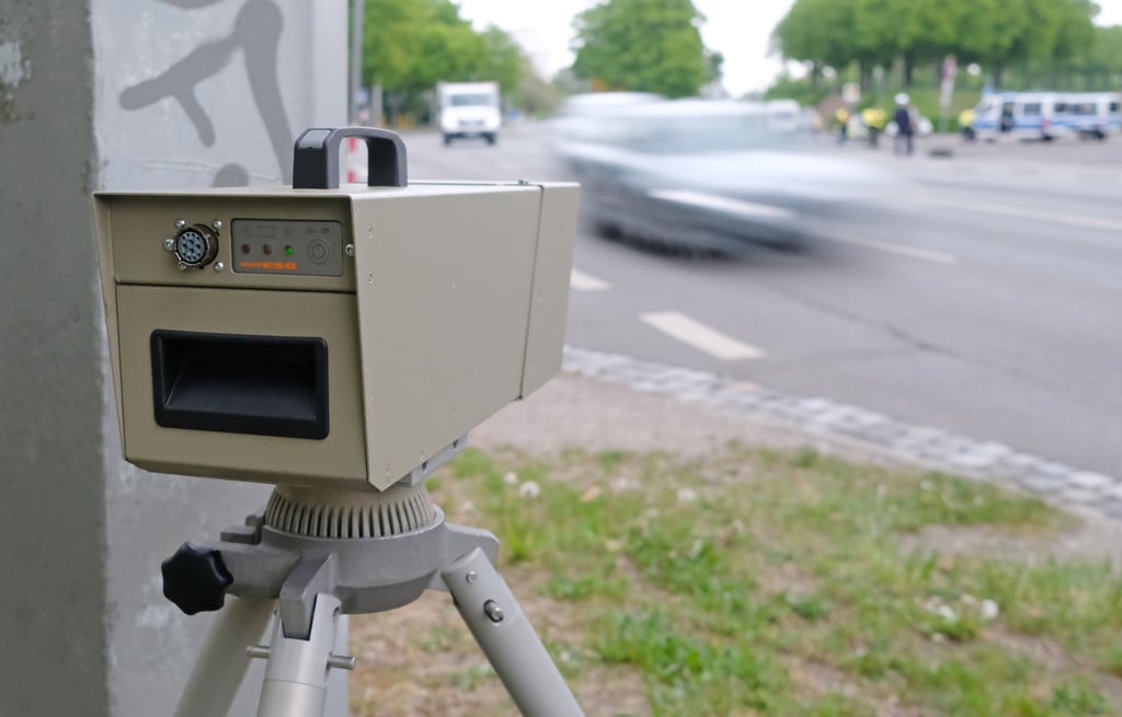 Bei einer Geschwindigkeitskontrolle zwischen Aschersleben und Wilsleben ist ein Auto am Freitagabend mit 151 Stundenkilometern durch eine 70er Zone gerast.